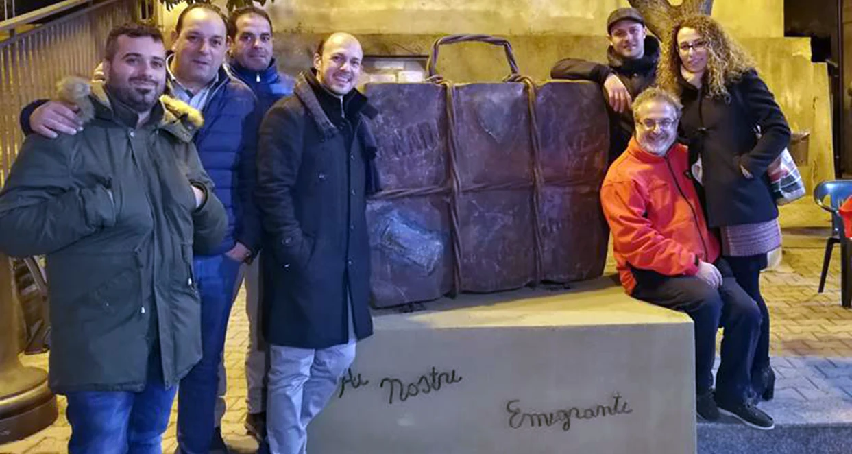“La Valigia dell’emigrante” installata nella piazzetta di Corso Garibaldi a Maierato